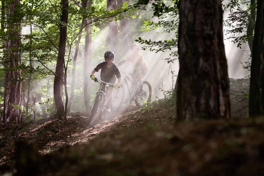 Boys with their mountainbikes in the woods